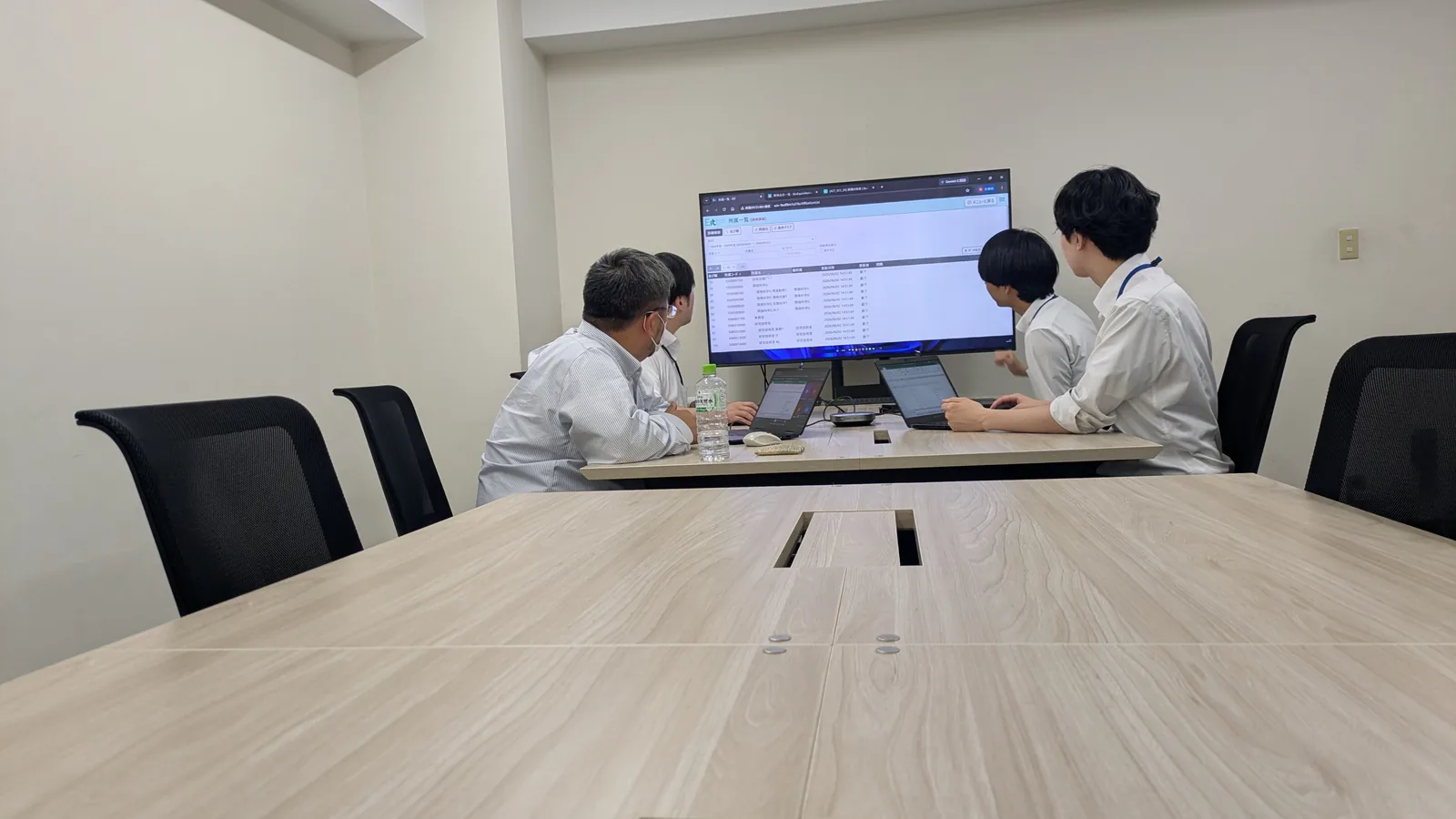 画面を見ながらレビューを進めるアクテックのメンバー
