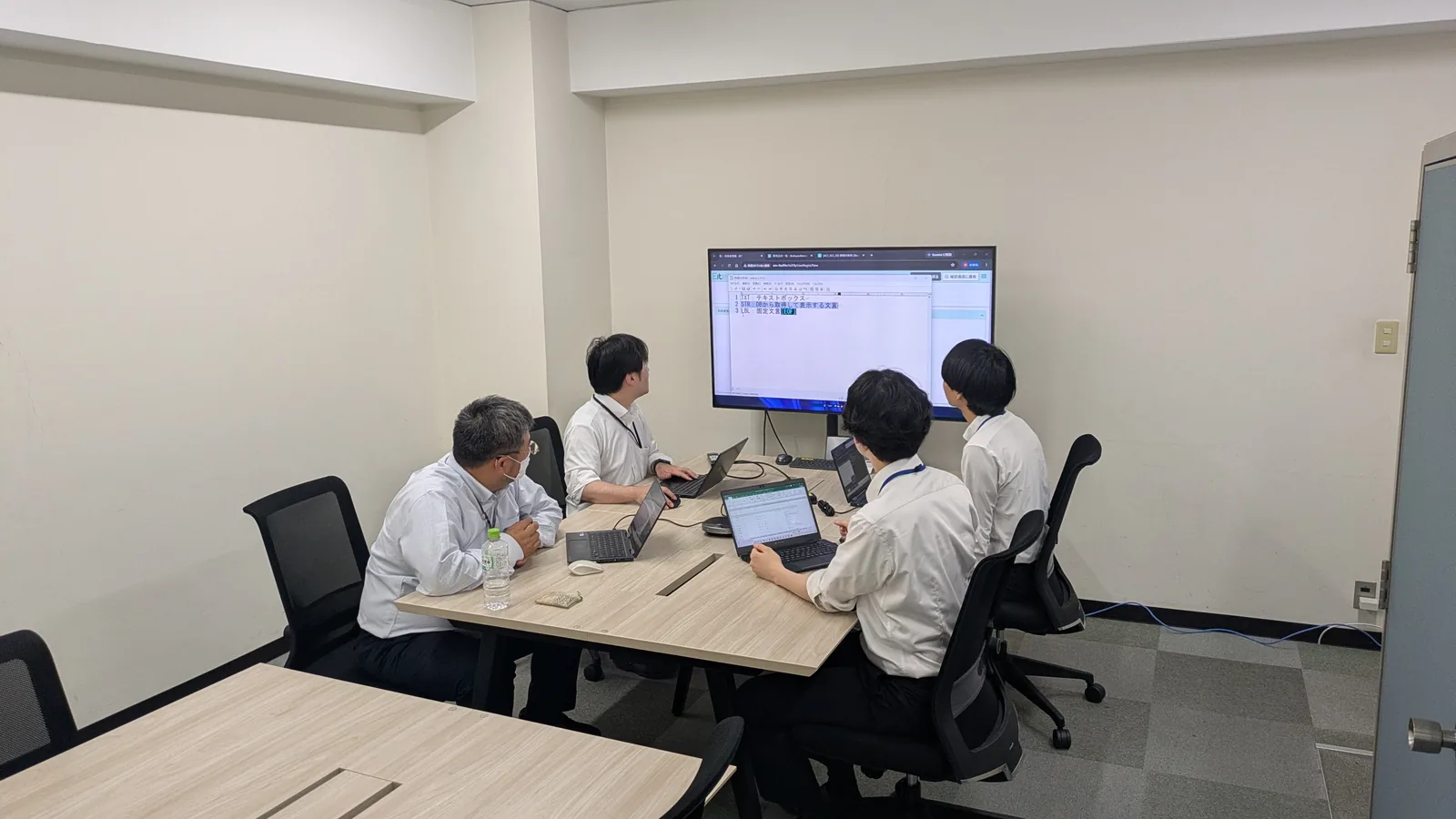会議室で画面を囲み学び合うアクテックのメンバー