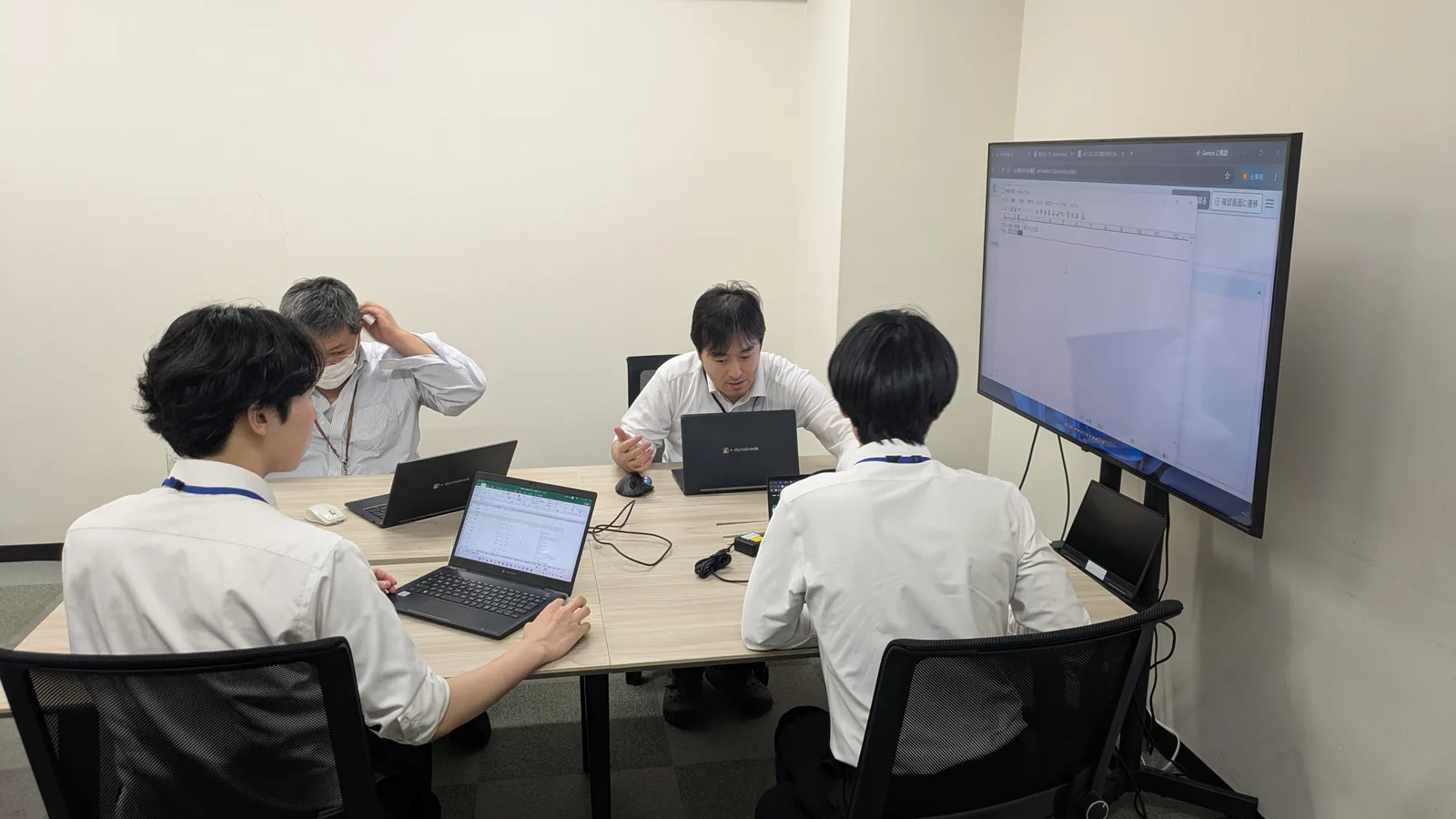 会議室で議論しながらお客様の業務に向き合うアクテックのエンジニアたち